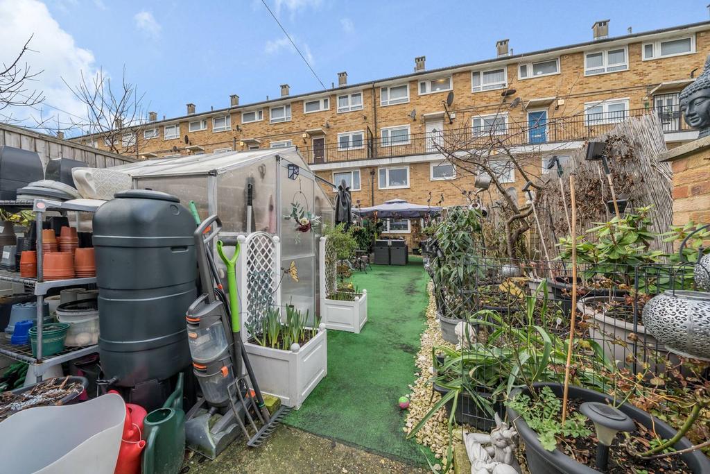 Dersingham Avenue, Manor Park... 3 bed flat £370,000