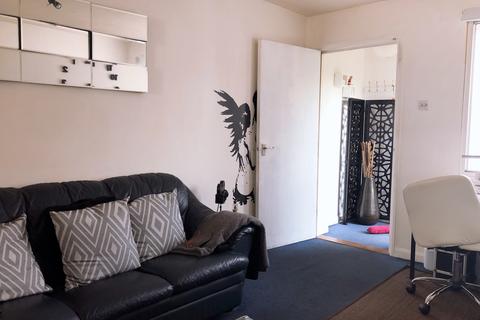 1 bedroom flat for sale, Berry Court, Raglan Close, TW4 5EG