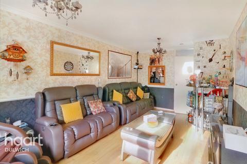 50 Hooks Close, London, SE15 2TP