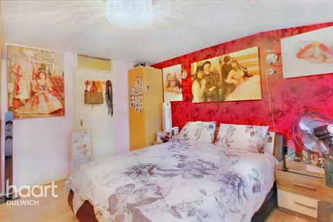 50 Hooks Close, London, SE15 2TP
