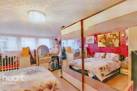 50 Hooks Close, London, SE15 2TP