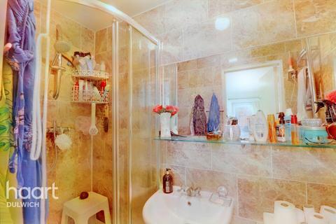 50 Hooks Close, London, SE15 2TP