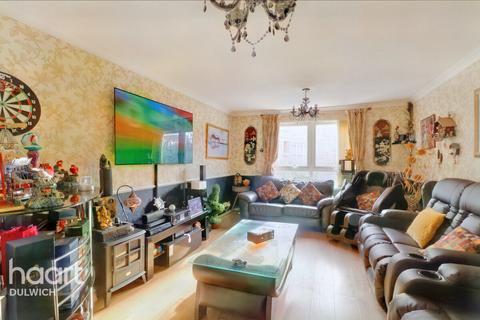 50 Hooks Close, London, SE15 2TP