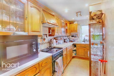 50 Hooks Close, London, SE15 2TP
