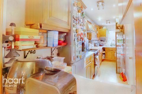 50 Hooks Close, London, SE15 2TP