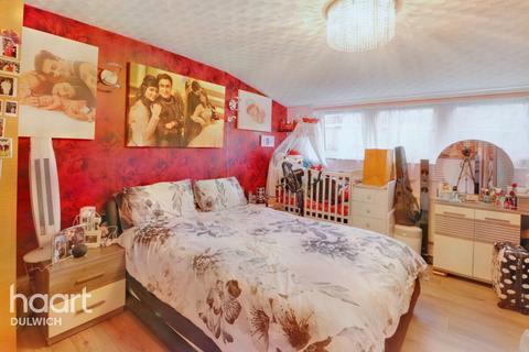 50 Hooks Close, London, SE15 2TP