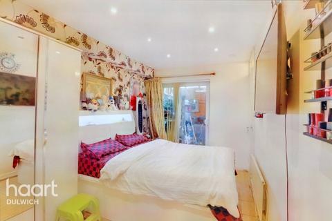 50 Hooks Close, London, SE15 2TP