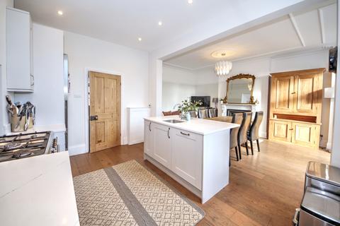 28 The Mall, London, N14 6LN