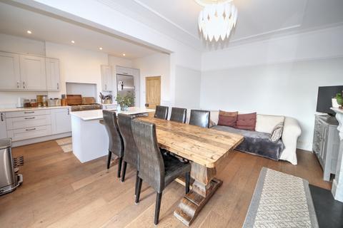 28 The Mall, London, N14 6LN