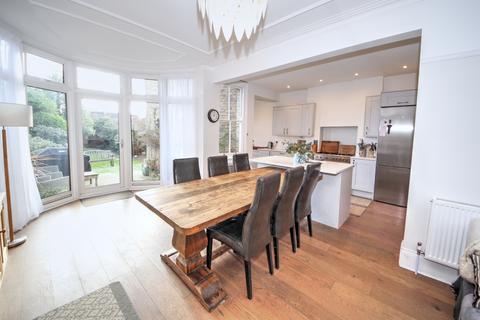 28 The Mall, London, N14 6LN