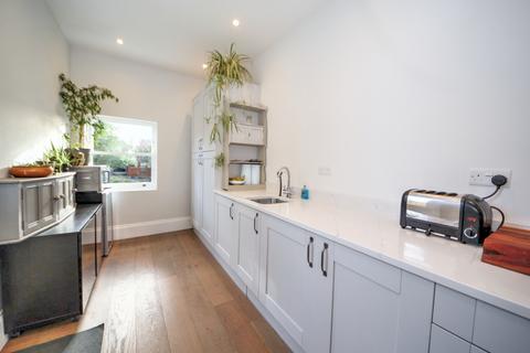 28 The Mall, London, N14 6LN