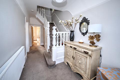 28 The Mall, London, N14 6LN