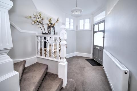 28 The Mall, London, N14 6LN