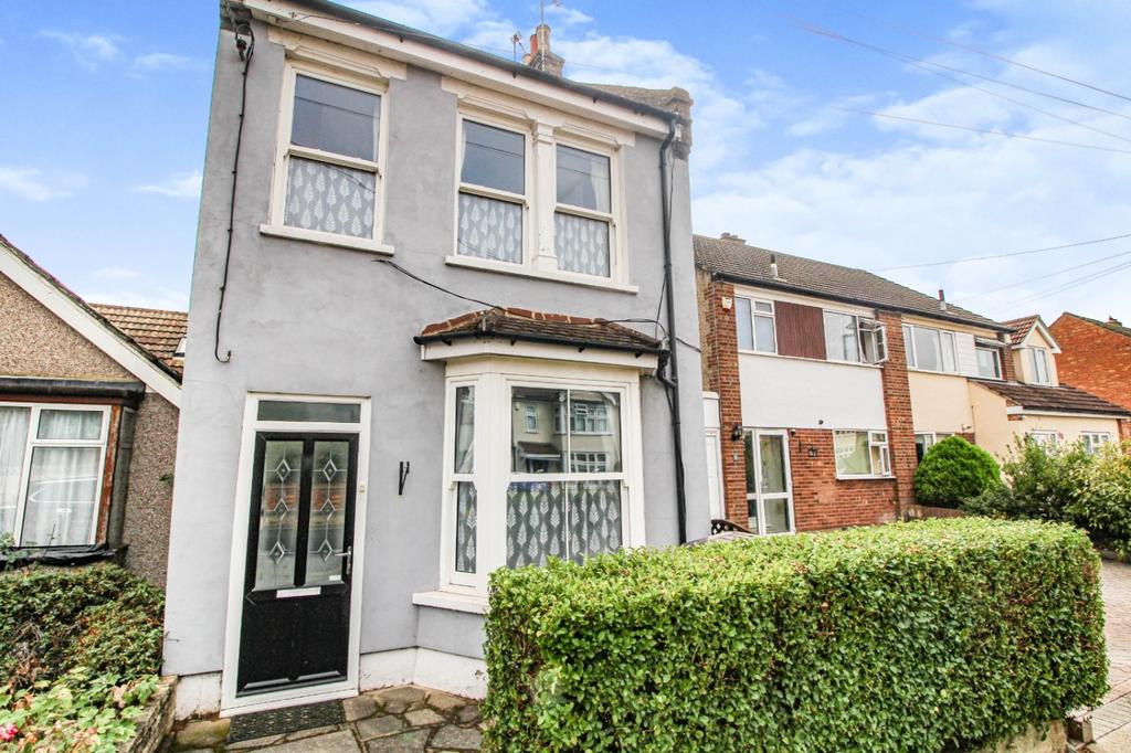 7 Birch Road, Romford 3 bed detached house £1,600 pcm (£369 pw)