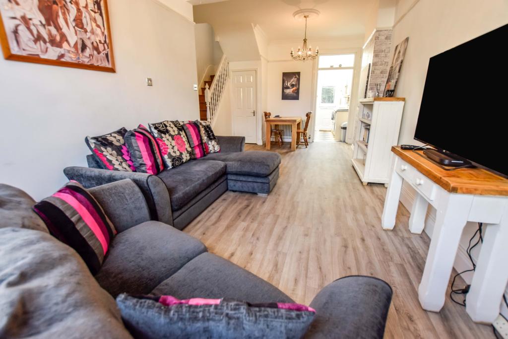 7 Birch Road, Romford 3 bed detached house £1,600 pcm (£369 pw)