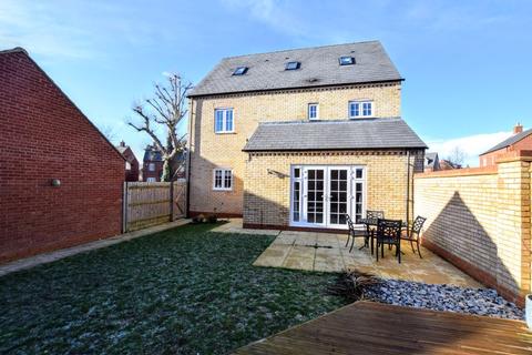 5 bedroom detached house for sale - Siddington Drive, Berryfields, Aylesbury