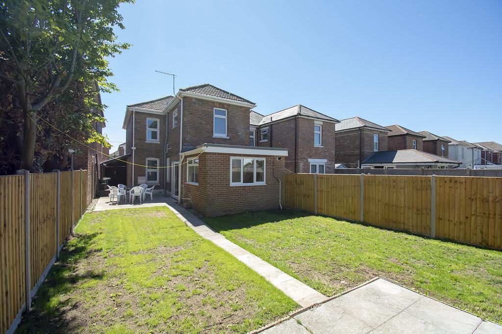 Capstone Road, Charminster 6 bed detached house to rent £3,360 pcm (£
