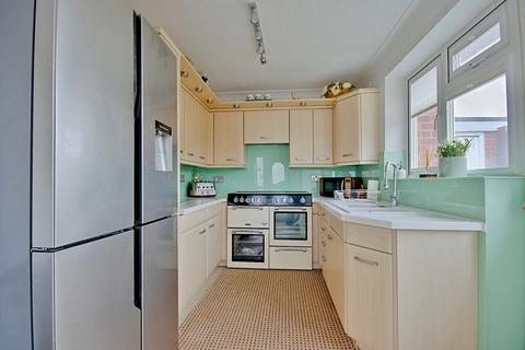 2 bedroom bungalow for sale - Yew Tree Lane, Fernhill Heath, Worcester, WR3