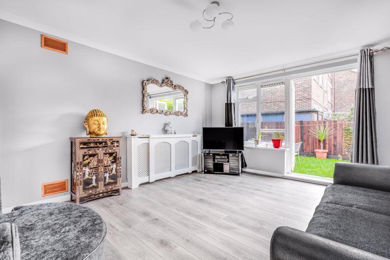 The Mount, Coulsdon 2 bed ground floor flat for sale £300,000