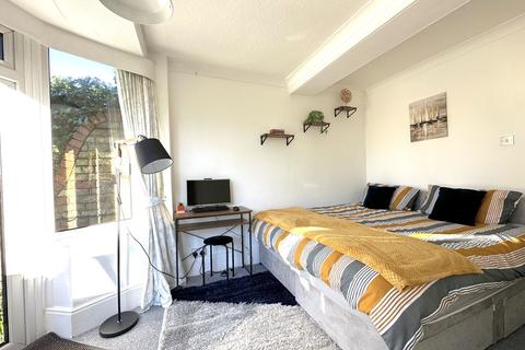 2 bedroom flat to rent - Grimston Avenue, Folkestone