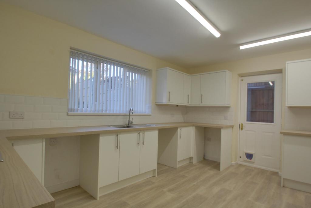 Shipton Close, Dudley 4 bed detached house £1,350 pcm (£312 pw)