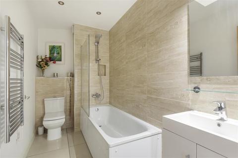 4a The Parade, Carshalton, SM5 3RL