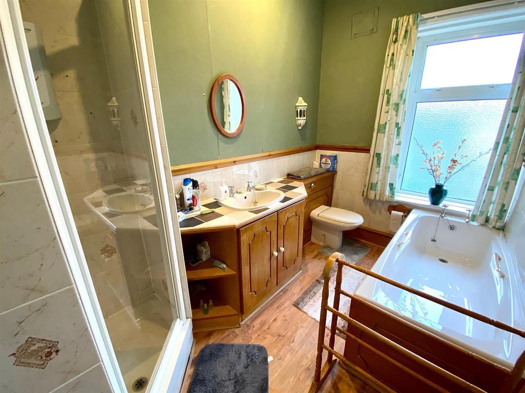 Ravensthorpe road 1 bathroom 2.jpg