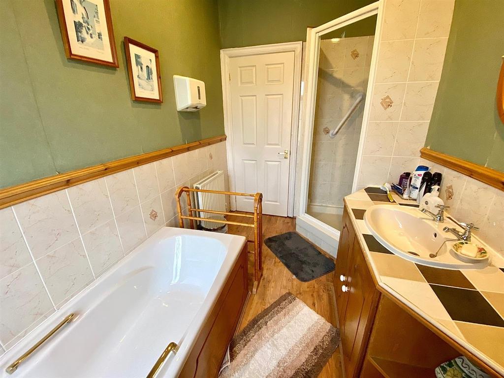 Ravensthorpe road 1 bathroom.jpg