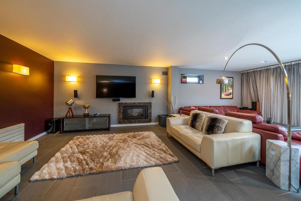 Hempstead Lane, Potten End, Berkhamsted, Hertfordshire, HP4 2RZ 5 bed