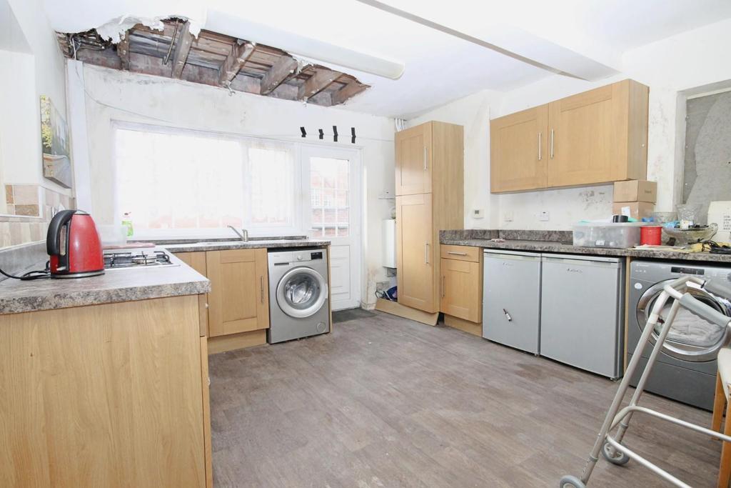 Kitchen 2.JPG
