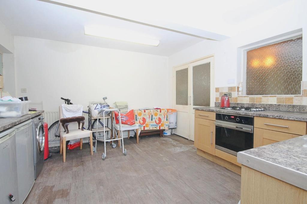 Kitchen  3.JPG