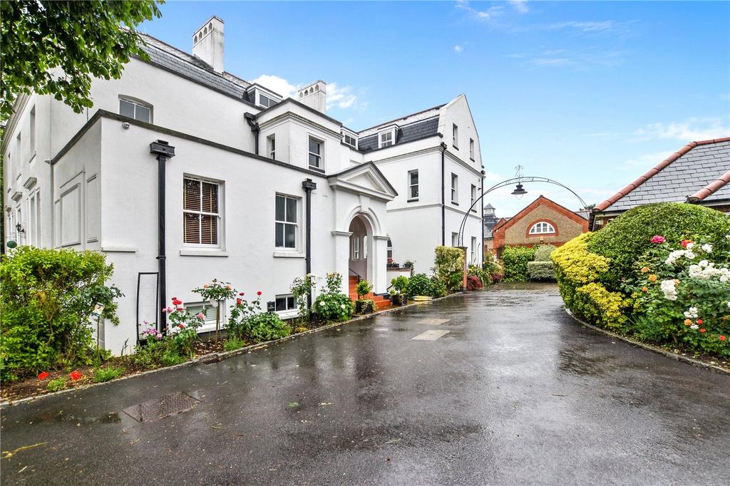 Snaresbrook House, Woodford Road, London, E18 2 bed flat for sale £