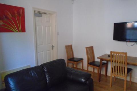 3 bedroom flat to rent - Cottingham Road, Hull