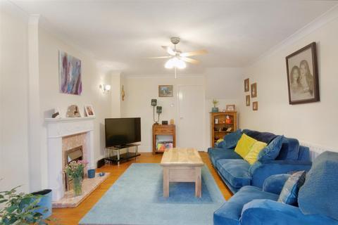 33 Hambling Close, Nottingham, NG6 7DX