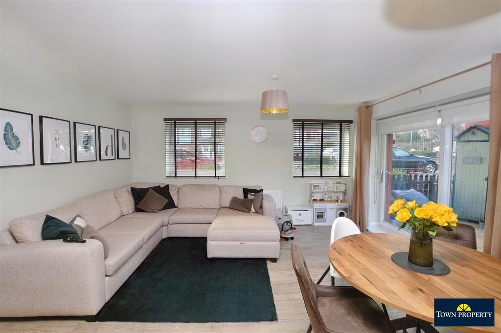 Weavers Close, Eastbourne 2 bed flat £240,000