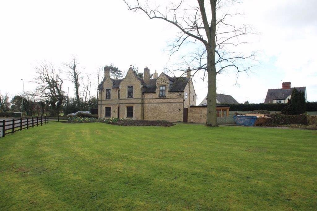 Leicester Lane, Desford, Leicestershire 3 bed detached house £1,750