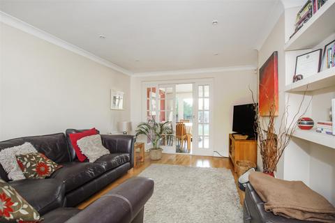 12 Maplefield, Park Street, St Albans, AL2 2BG