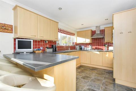 12 Maplefield, Park Street, St Albans, AL2 2BG