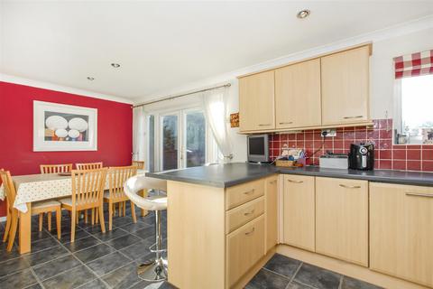 12 Maplefield, Park Street, St Albans, AL2 2BG