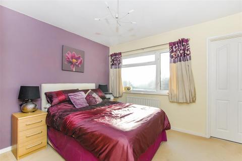 12 Maplefield, Park Street, St Albans, AL2 2BG
