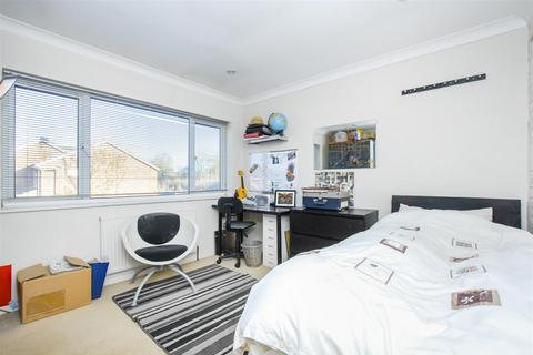 12 Maplefield, Park Street, St Albans, AL2 2BG