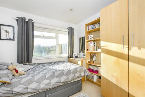 12 Maplefield, Park Street, St Albans, AL2 2BG