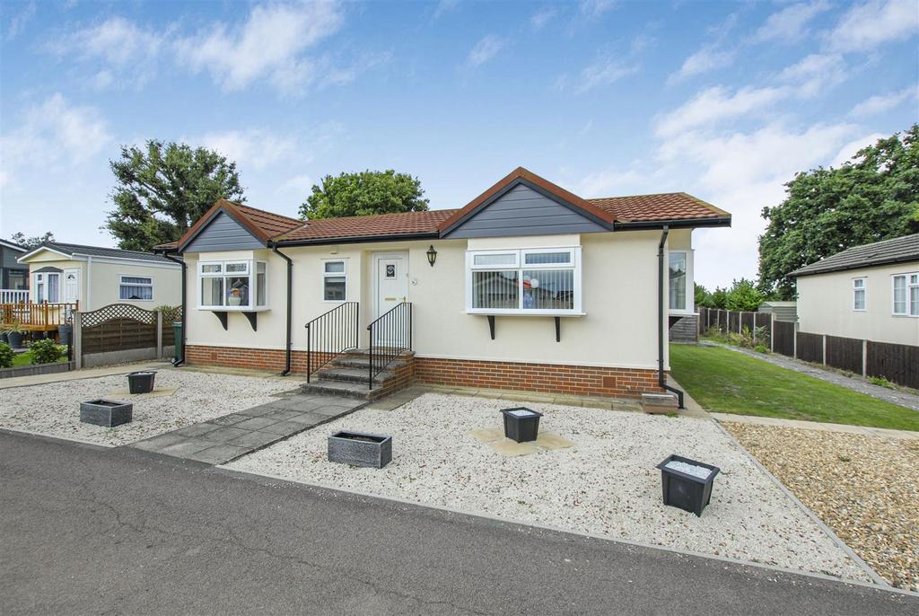 Shaftesbury Way, Kings Langley 2 bed park home £260,000
