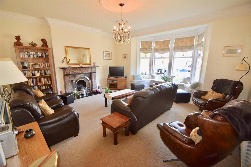 Holywell Avenue, Whitley Bay 3 bed apartment £1,200 pcm (£277 pw)