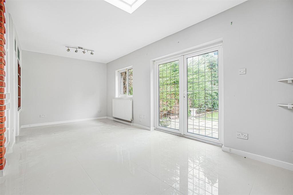 Sheen Lane, East Sheen, SW14 4 bed detached house £5,850 pcm (£1,350 pw)
