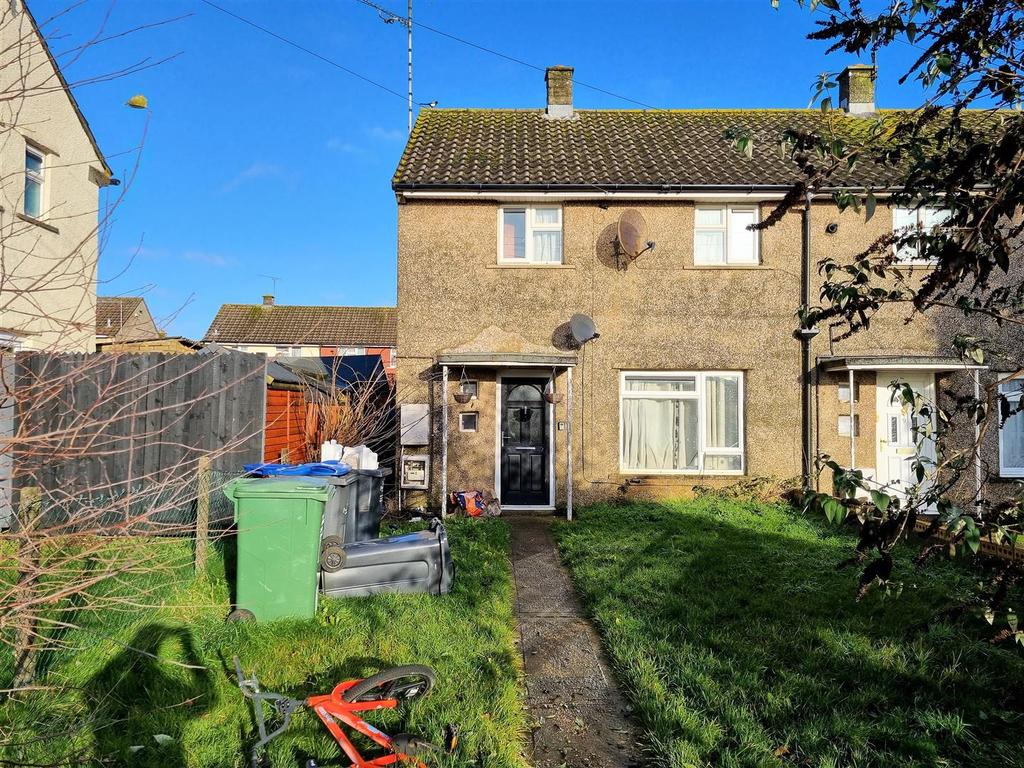 Barn Close, Chippenham 2 bed terraced house £140,000