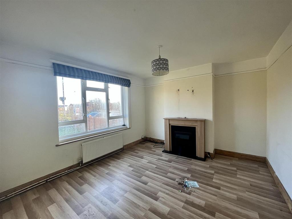 Pound Pill, Corsham 3 bed semidetached house £150,000