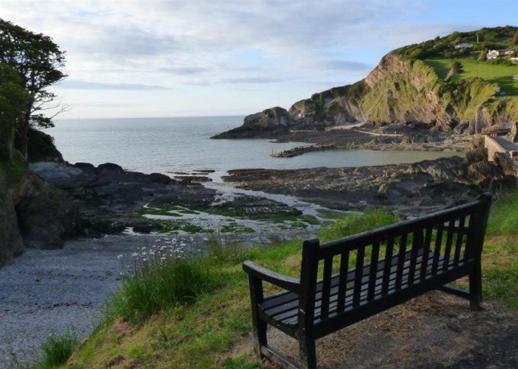 Seacombe Cottage bench over beach no1.png