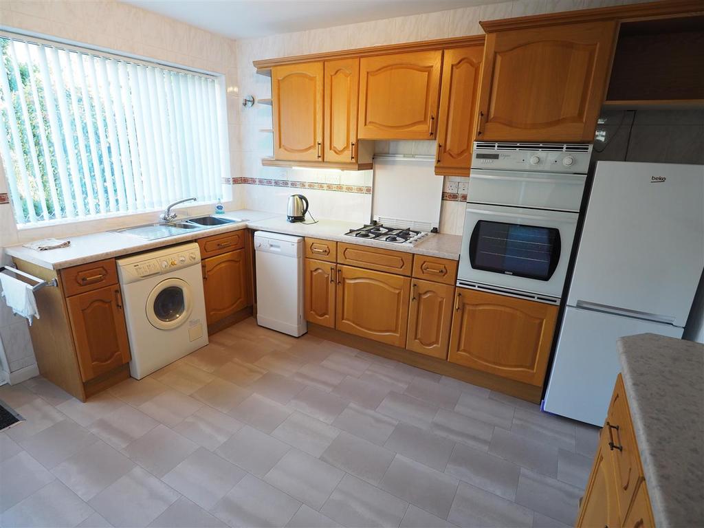 Minster Way, Bath 3 bed semidetached house £1,700 pcm (£392 pw)