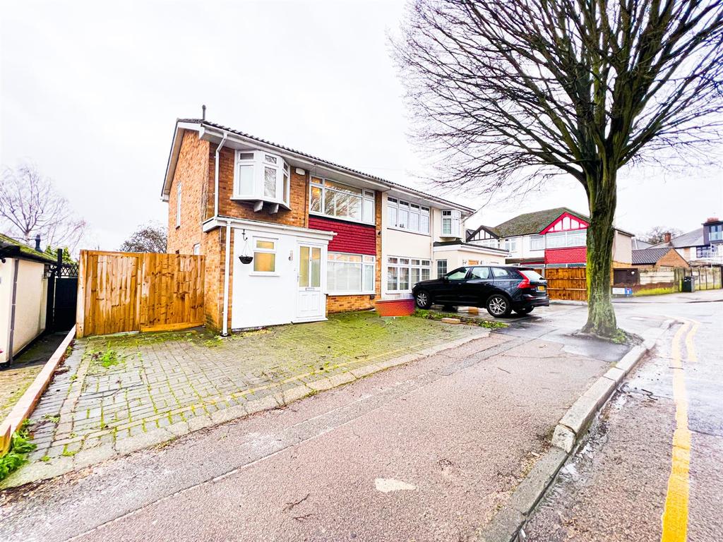Princes Road, Buckhurst Hill 3 bed semidetached house £2,150 pcm (£